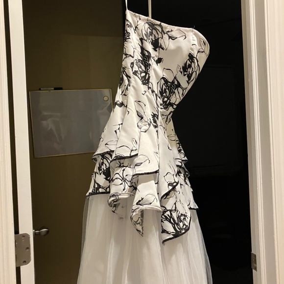 White Deb Prom Dress size 5/6 - Picture 3 of 3